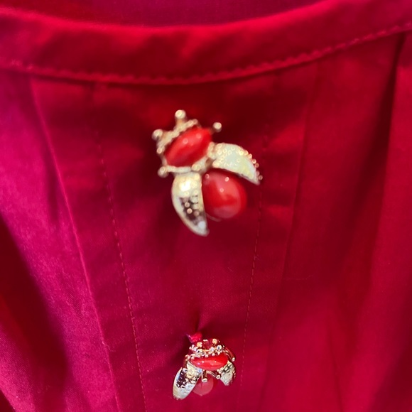 Talbots red sleeveless poplin top with bee buttons - Picture 3 of 7